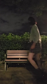 La sexy shemale Tingxuan se masturba al aire libre y se lava las manos