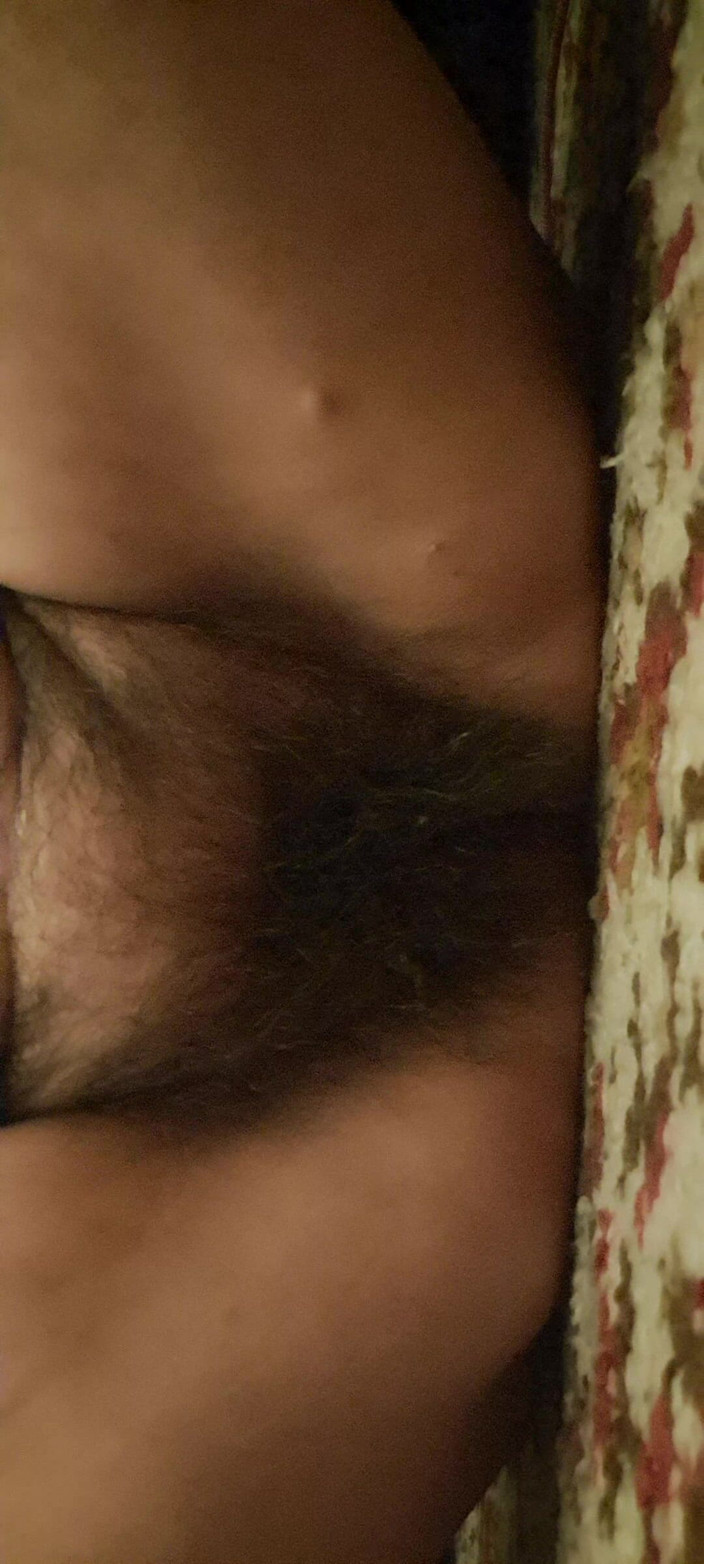 Mommy big hairy pussy: Macocha pokazuje, jak ciasny jest jej tyłek