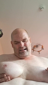 Сука знову пальцями торкається