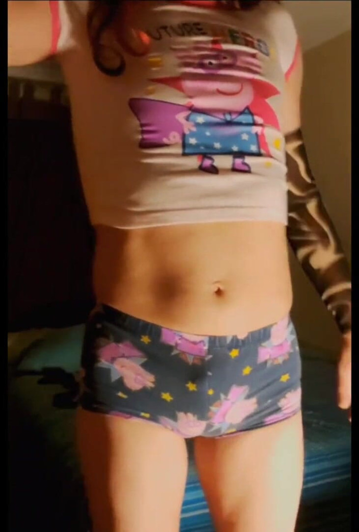 Lizzaali: Teasing in my tiny size 7 shorts ,,i just managed to fit...