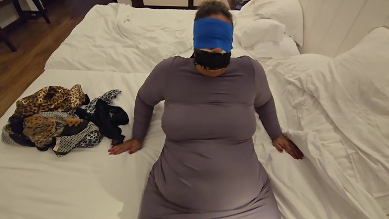 Slutty Ms B: Mąż spuszcza się na jej sukienkę