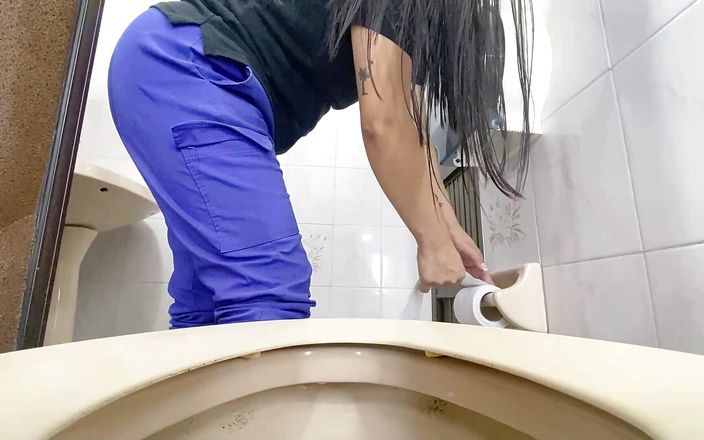 irina69star: Suster nakal ini direkam lagi kencing di toilet umum kantor...