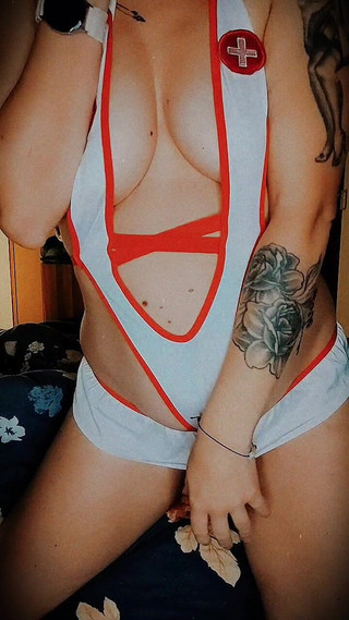 SteLa: Sexy milfka si hraje sama se sebou v doktorském prádle