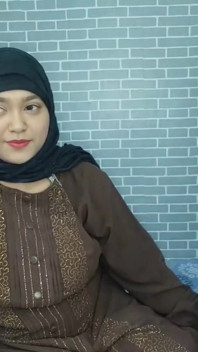 Fată săracă musulmană cu voal hijab a fost futută de producătorul video porno pentru bani