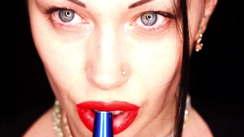 Goddess Misha Goldy: 4k Thoa son môi đỏ và bú hookah trên nền đen