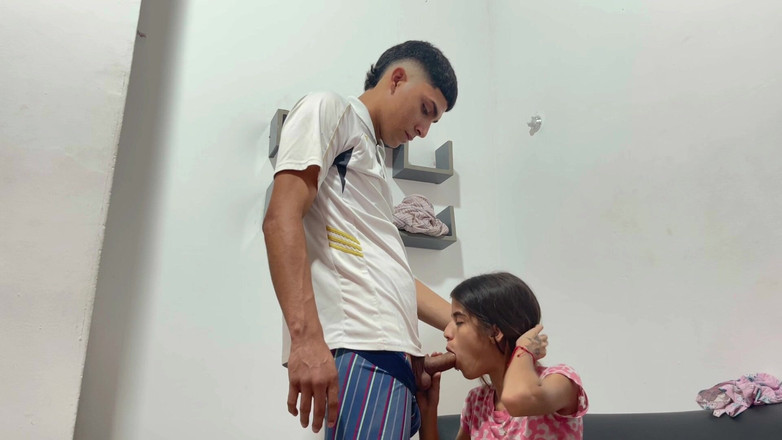 deybersex12: Minha linda meia-irmã está se tocando na sala, ela é muito...