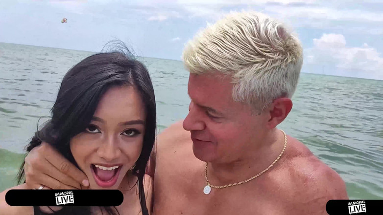 Immoral Live: 섹시한 금발과 몸집이 작은 아시아인을 따먹는 거대한 링을 사용하는 Porno Dan - 부도덕 라이브 4K