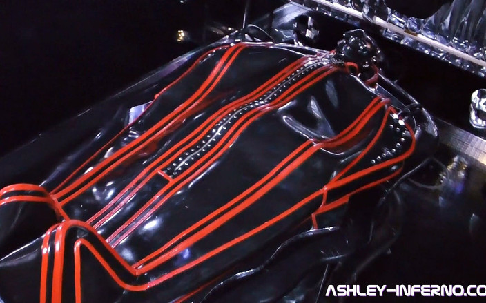 Lady Ashley: Piégée dans le sarcophage de caoutchouc