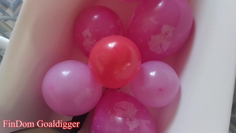 FinDom Goaldigger: Palloncini da bagno calze gambe