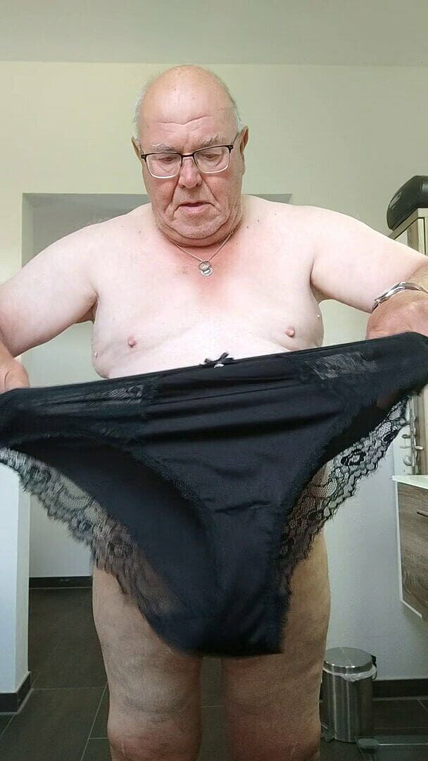 Karlchengeil: 奥様のネグリジェとブラックパンティー