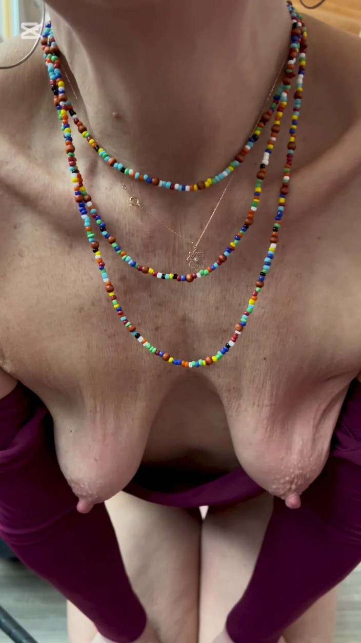 RoxyRidesAgain: Mogna MILf Roxy beskär sina mjuka hängande bröst till orgasm