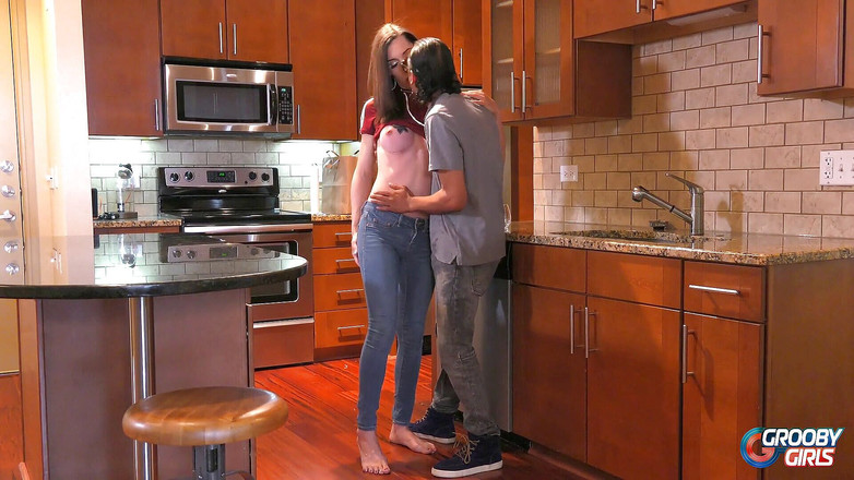 Grooby Girls: Ragazza trans Melanie Brooks si fa scopare il culo!