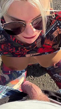 Selfie-pompino in Luogo Pubblico, Giro in Bicicletta Con Tette Nude E Sperma Sul Viso