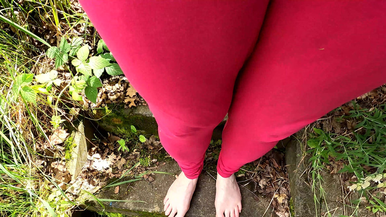 Bouncy Tits Action: 기차 근처에서 하드코어 벌거벗은