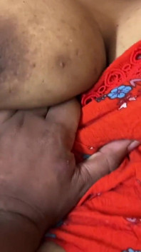 Follada mientras ordeña sus tetas