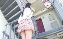Asiatiques: Потрясающую брюнетку-шлюшку трахают пальцами на лестнице