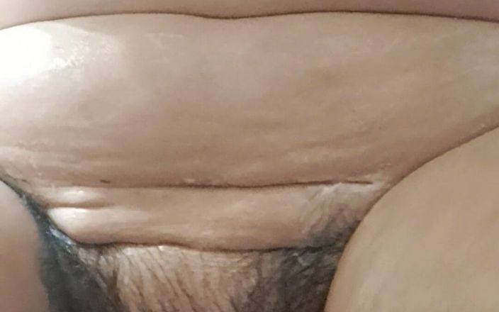 Mommy big hairy pussy: Stiefmoeders harige poesje wassen