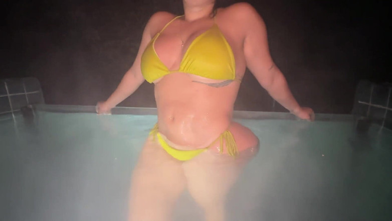 SENSESEX: Une voisine infidèle se fait cogner par le meilleur ami...