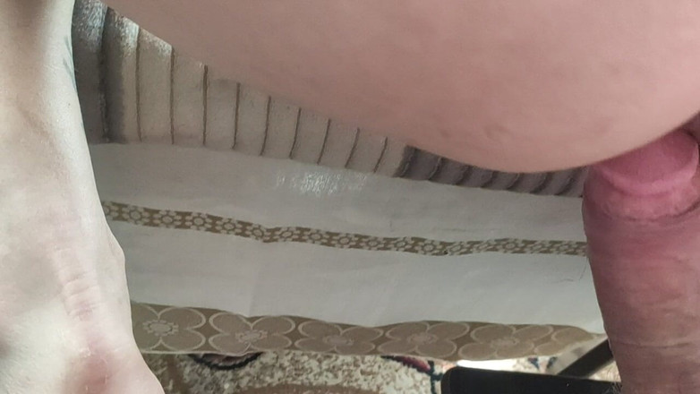 Irochka3008: Elle se fait baiser par la gorge sur la table...