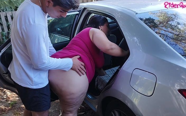 Mommy's fantasies: छूती गांड - मोटी परिपक्व महिला को उसके सौतेले बेटे के युवा अतिथि द्वारा कार में चोदा जाता है