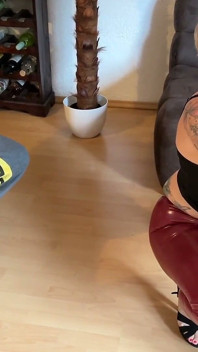 Cuckold med sin kuk i en bur tittar på knullet!