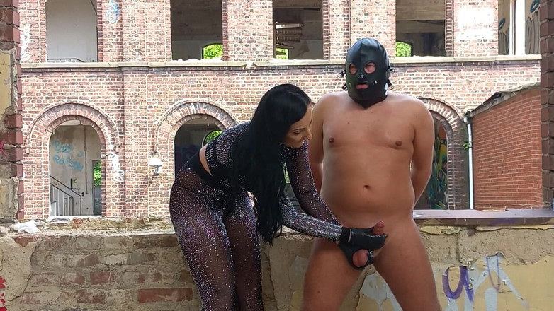 Lady Luciana Di Domizio: Chyceni a deviováni