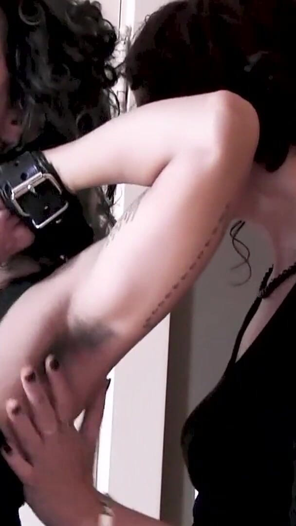 Lesbian Love Movies: Une lesbienne BDSM poilue tatouée domine quatre meilleures filles