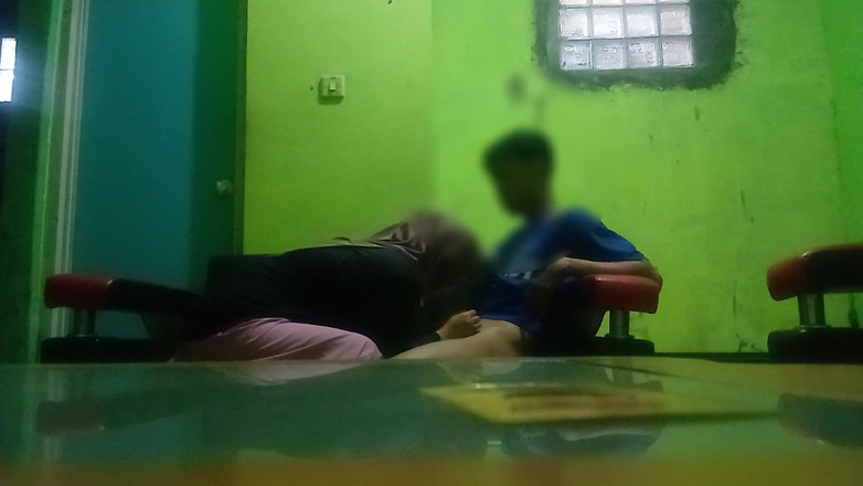 Famly sex: मुझे लगभग पता चला जब मैंने अपने सौतेले भाई की चूत को लिविंग रूम में चोदा