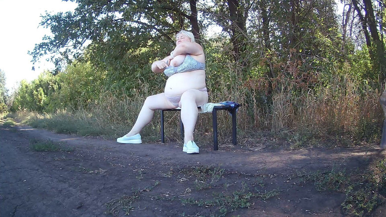 Zona901: Tchýně v parku se svléká a masturbuje k orgasmu na...
