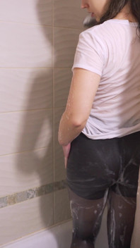Pantat bahenol tante seksi dengan stoking ketat ini digodain sama kontol besar
