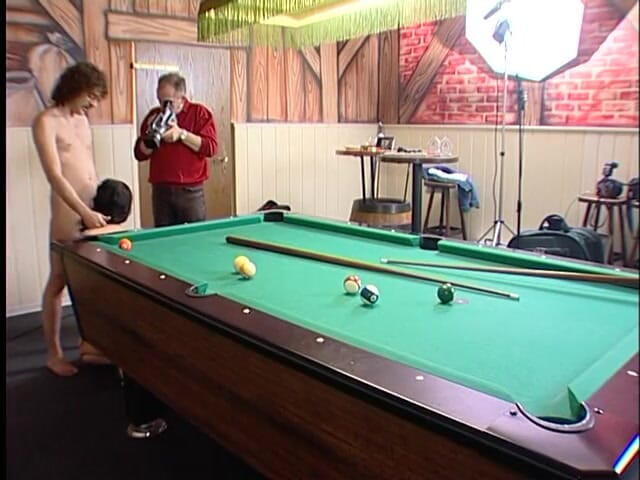 Lucky Cooch: Une salope suce une bite sur la table de billard