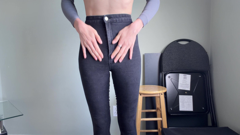 Ms_Emmy_Lynn: Mon cul asiatique moulant modèle une culotte et un jean