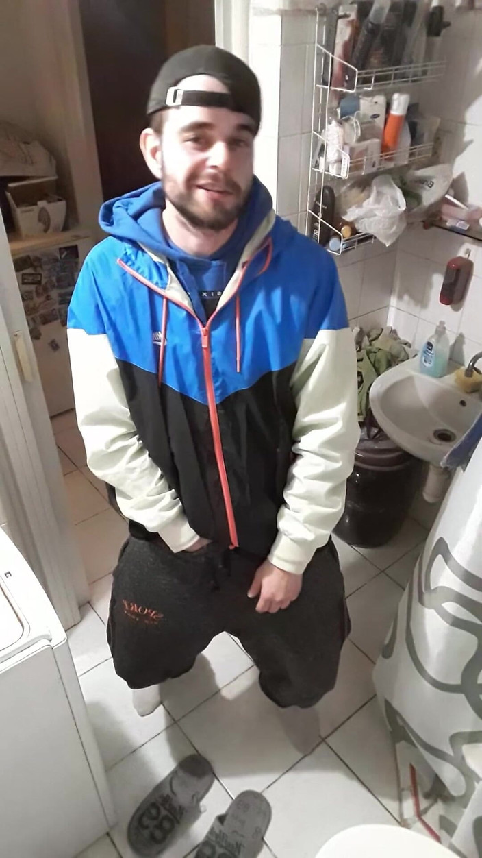 jerkofflover: Honím Si U Svojho Ex-priateľa V Kúpeľni Pretože on Zaspal...