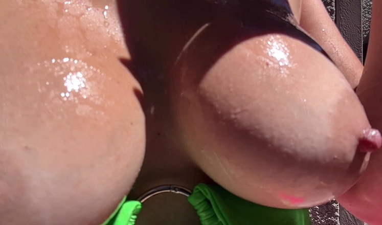 Artemisia Love: Італійська мамка з великими цицьками Артемія любить голу фетиш з великими цицьками на відкритому повітрі, грати з водою