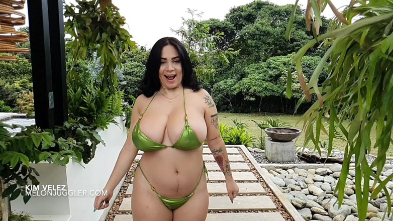 Melon Juggler: Kim velez si cewek semok dengan bikini super seksi lagi...