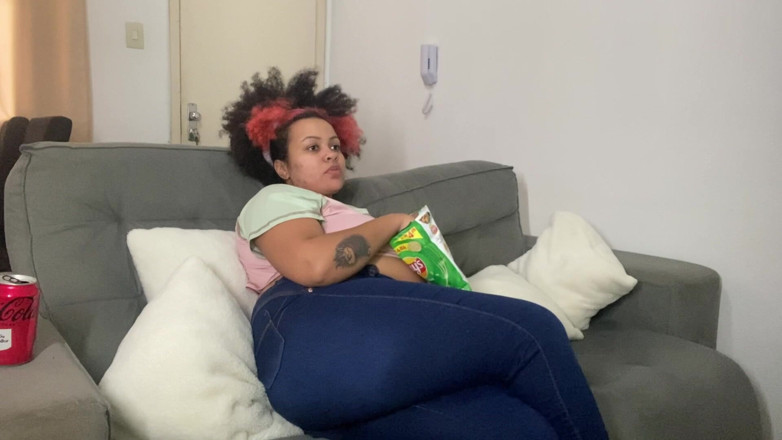 Cutiepiie Chubby: Scoreggia e sborrata mentre guardo la TV
