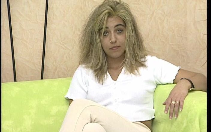 YOUR FIRST PORN: Geile Sadia Wichst Am Besten Vormittag - Sadia excitată se masturbează...