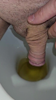Un Homme Fait Pipi Dans Les Toilettes