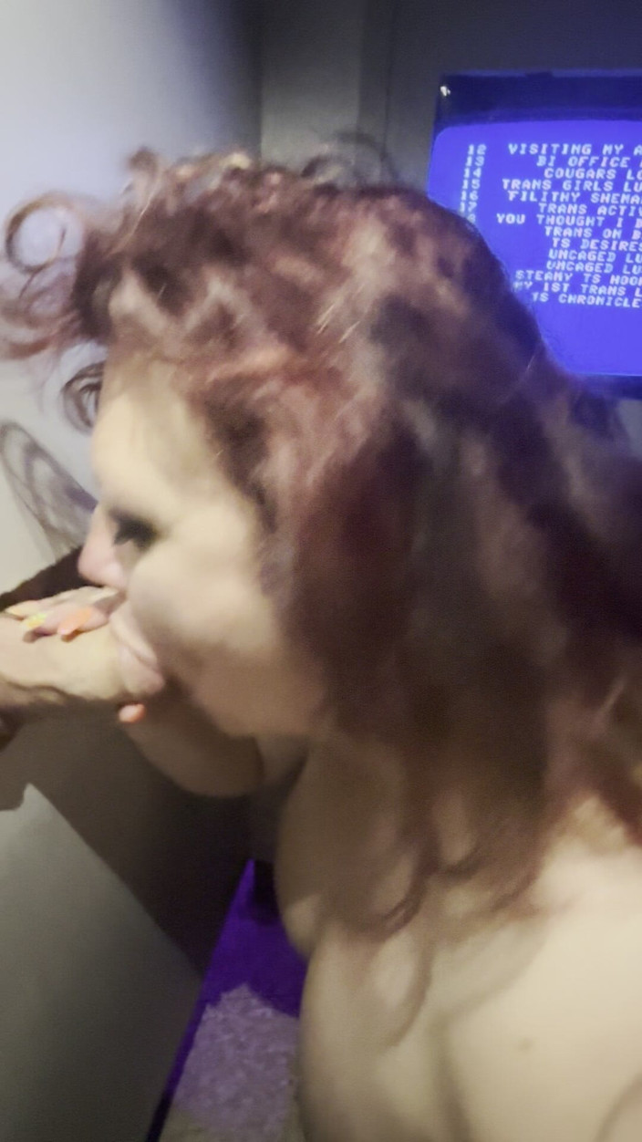 Amber Foxxx: Pompino al gloryhole a Bna