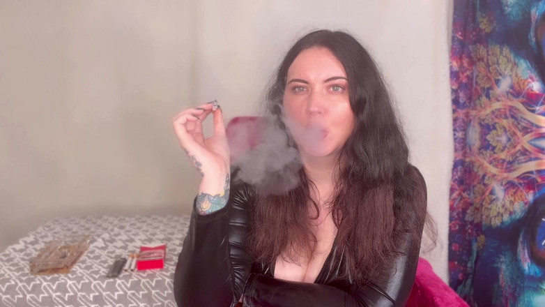 MissFFW: Miss ffw lagi asik nikmatin rokok dalam catsuit-nya