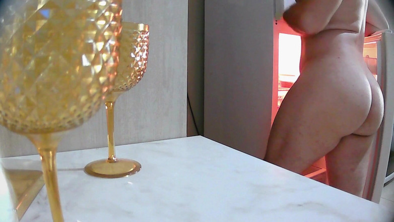 amateurbrazilian: Mayaa se předvádí před lednicí, velmi sexy