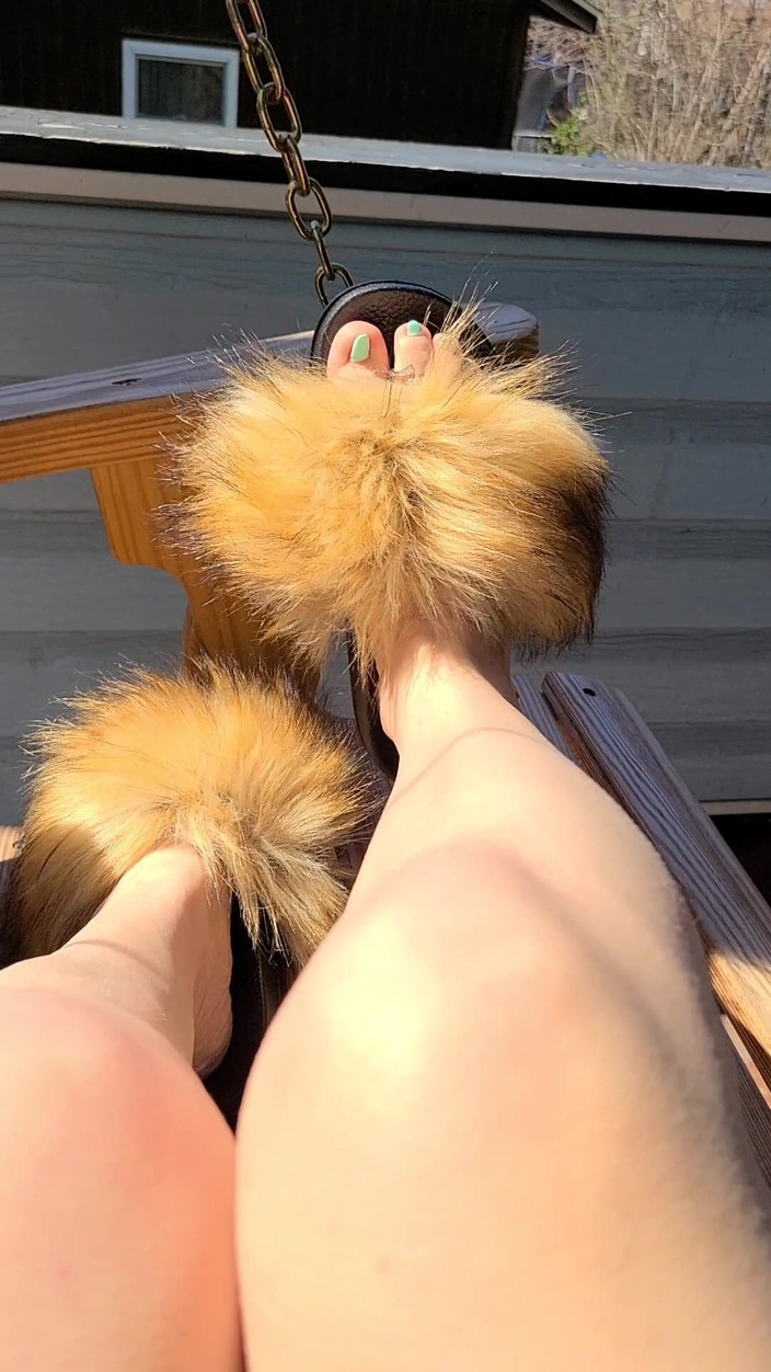 Raven Willow: Spring Feet Furry Slides