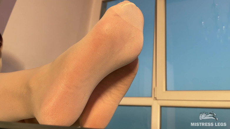 Mistress Legs: Ніжний фетиш ніг дражнить у білих колготках вікном на тлі заходу сонця