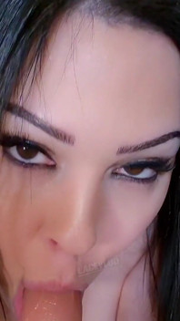 Büyük memeli orta yaşlı seksi kadın işten sonra kız arkadaşa sürpriz yapıyor