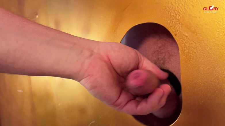 GLORYHOLEGAYS: ゴールドグローリーホールで――ちょっと吸いたかっただけ...そして驚きが訪れた