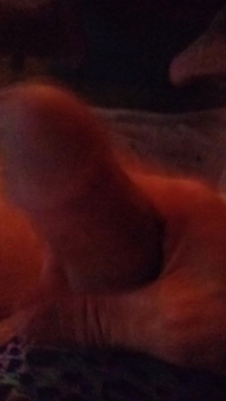 HornyBvisalia: Accarezzo e mi masturbo il mio grosso cazzo duro ha...