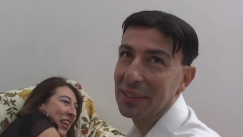Milf in Love: Fea italiana milf le encanta tomar polla en el culo