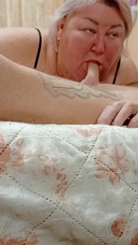 Fru suger min kuk tills hennes mun är fylld med het sperma