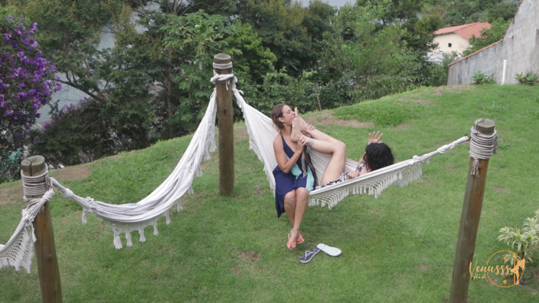 Venusss fetish: 섹시한 발 숭배에서 발과 발 냄새를 맡는 금발과 갈색 머리