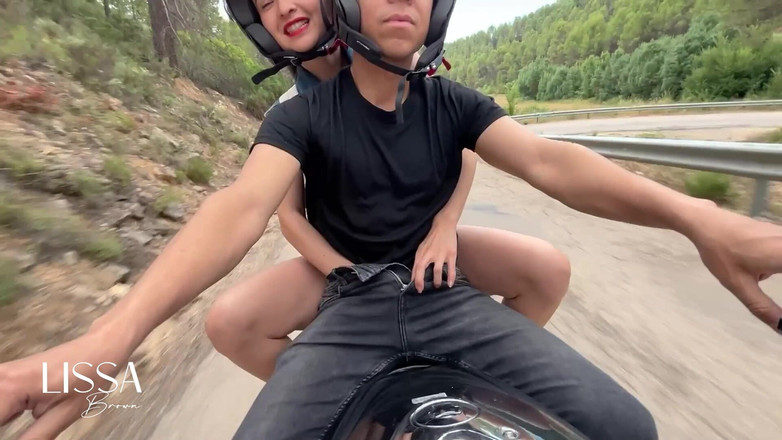 Lissa Brown: Prendo fuori il cazzo del mio fratellastro in moto